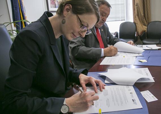 AMS Administrator Elanor Starmer and Enrique Sánchez Cruz, Director in Chief of the National Service for Animal and Plant Health, Food Safety and Quality of Mexico signing a terms of reference document